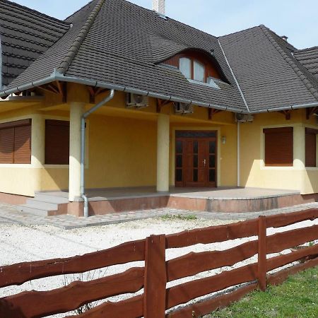 Nadas Tarsashaz Балатонлеле Екстериор снимка