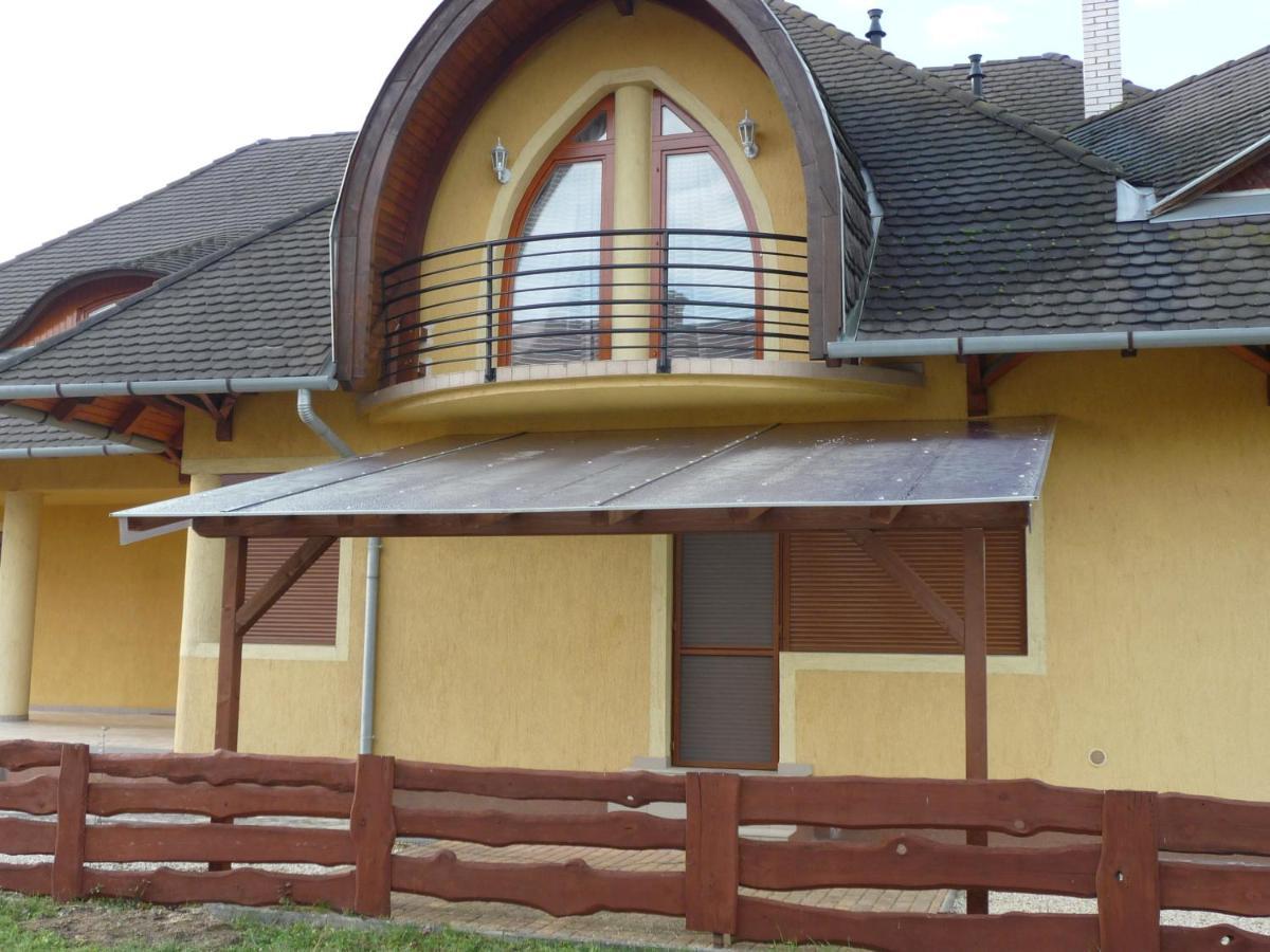Nadas Tarsashaz Балатонлеле Екстериор снимка